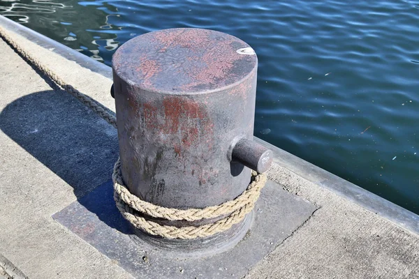 Παλαιωμένο Και Ταλαιπωρημένες Μπολίδα Στο Λιμάνι Της Βαλτικής Θάλασσας Κίελο — Φωτογραφία Αρχείου