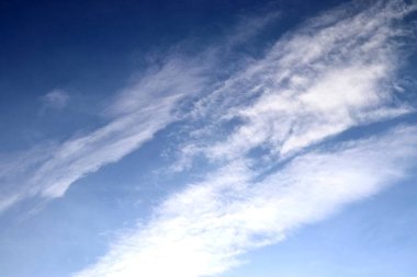 Mavi gökyüzünde beyaz cirrus bulut oluşumlarının güzel panoraması