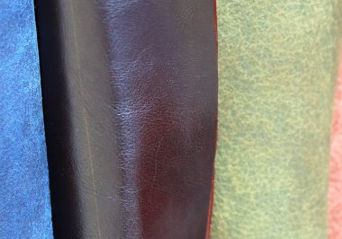 Yakından görünümde farklı kumaş türlerinin renkli detaylı kumaş dokuları