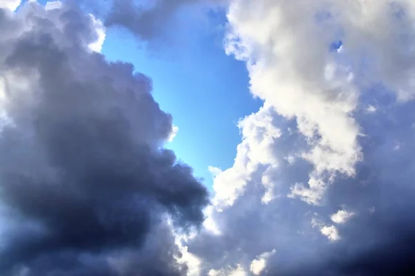 Detaljerad Bild Mörka Moln Innan Storm Blå Himmel — Stockfoto