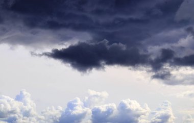 Avrupa 'daki Almanya üzerinde derin mavi bir gökyüzünde çarpıcı dramatik bulutlar