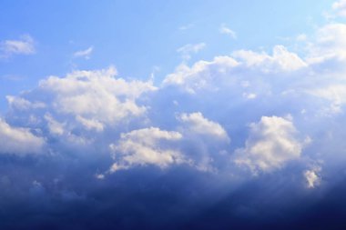 Güzel, parlak güneş ışığı mavi gökyüzünde parlıyor.