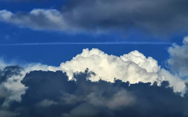 Atemberaubende Dramatische Wolken Tiefblauen Himmel Über Deutschland Europa — Stockfoto