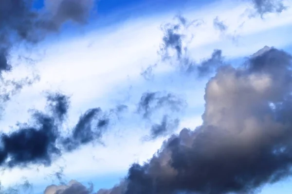 Prachtige Dramatische Wolken Een Diep Blauwe Lucht Boven Duitsland Europa — Stockfoto