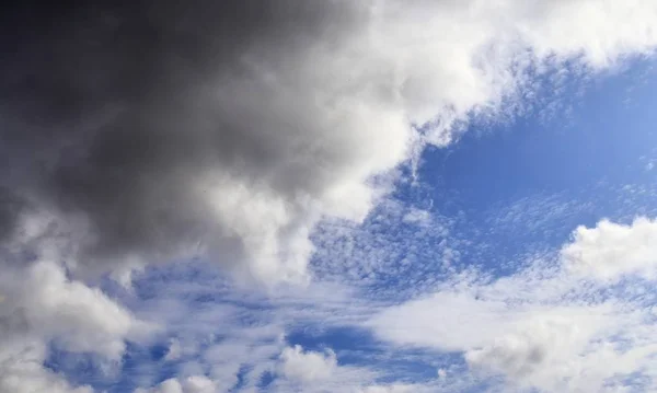 Prachtige Dramatische Wolken Een Diep Blauwe Lucht Boven Duitsland Europa — Stockfoto