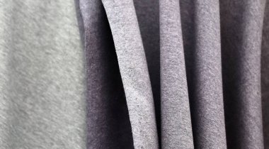 Almanya 'da yerel bir tekstil pazarında bulunan tekstil ve kumaş dokuları hakkında ayrıntılı görünüm