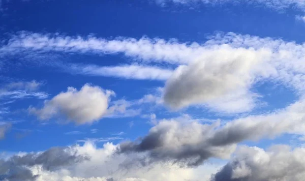 Vackra Vita Fluffiga Moln Djupblå Sommarhimmel — Stockfoto