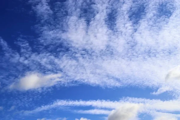 Vackra Vita Fluffiga Moln Djupblå Sommarhimmel — Stockfoto