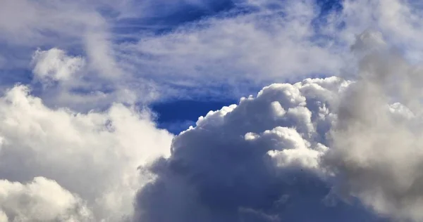 Piękne Białe Puszyste Chmury Głębokim Niebieskim Niebie Lato — Zdjęcie stockowe