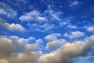 Mavi gökyüzünde güzel turuncu gün batımı bulutları