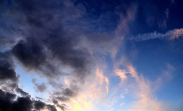 Wunderschöne Orangefarbene Wolken Bei Sonnenuntergang Blauen Abendhimmel — Stockfoto