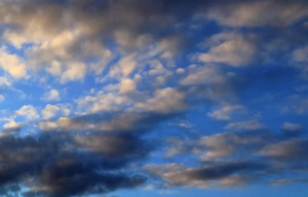 Nuvens Pôr Sol Laranja Bonitas Céu Azul Noite — Fotografia de Stock