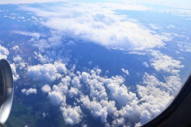 Güzel mavi gökyüzü Bir uçak penceresinden beyaz bulutlar üzerinde