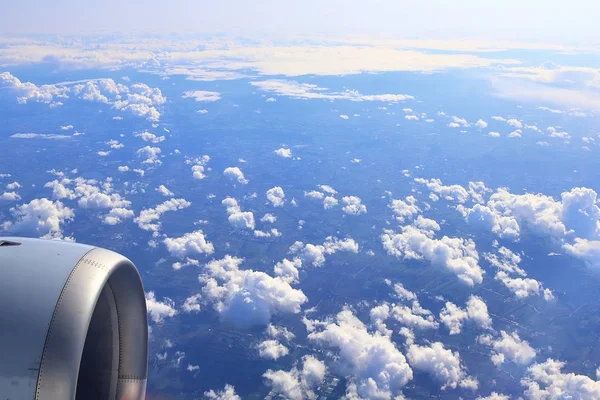 Vista Alta Céu Azul Bonita Nuvens Brancas Uma Janela Avião — Fotografia de Stock