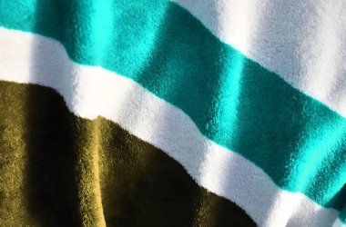 Alman kumaş pazarında bulunan renkli tekstil kumaşlarının detaylı yakın plan görüntüsü