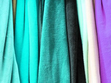 Alman kumaş pazarında bulunan renkli tekstil kumaşlarının detaylı yakın plan görüntüsü