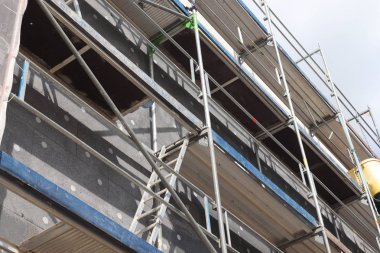 Almanya 'da kiel' de bulunan yapı iskelesi tüp ve vinçleri içeren doğrulama sitesi