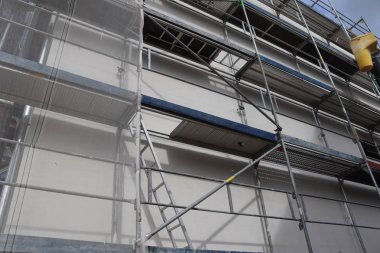 Almanya 'da kiel' de bulunan yapı iskelesi tüp ve vinçleri içeren doğrulama sitesi