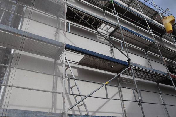 Строительная площадка с трубками и кранами, найденными в киле в Германии
