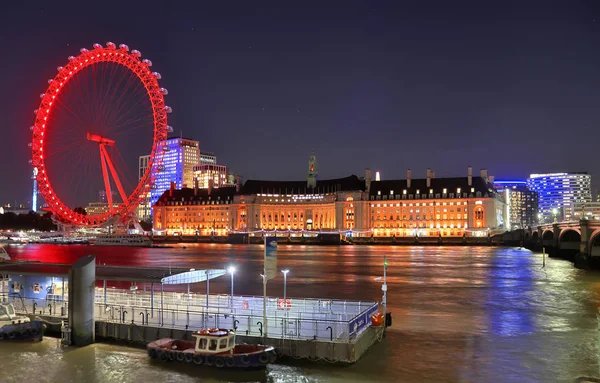 在泰晤士河边的伦敦风眼摩天轮上美丽而明亮的景色 — 图库照片