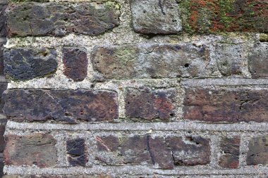 Yaşlılık ve yıpranmış tuğlalar, çatlaklarla duvar dokuları üzerine detaylı bir yakın görüş