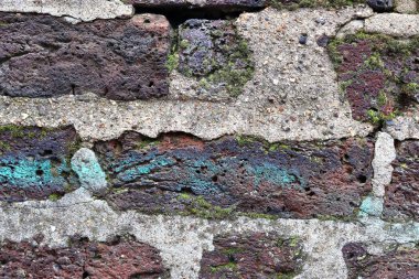 Yaşlılık ve yıpranmış tuğlalar, çatlaklarla duvar dokuları üzerine detaylı bir yakın görüş