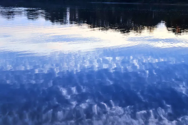 Gedetailleerde Close Zicht Reflecterende Wateroppervlak Met Golven Rimpelingen Genomen Bij — Stockfoto