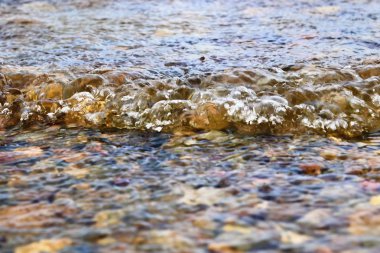 Yansıma dalgaları ve dalgalarla güzel ve detaylı su yüzeyi dokusu