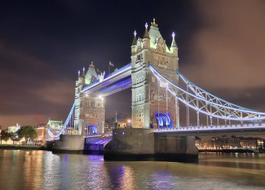 Londra 'daki ünlü Tower Bridge' in gece çekimleri. Çok güzel ışıkları var.