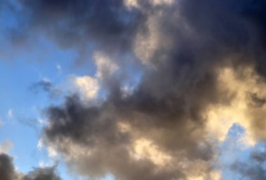 Derin mavi gökyüzünde güzel turuncu gün batımı bulut oluşumları