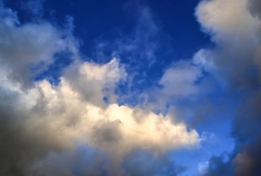 Derin mavi gökyüzünde güzel turuncu gün batımı bulut oluşumları