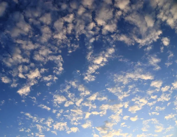 Prachtige Oranje Zonsondergang Wolkenformaties Een Diepblauwe Hemel — Stockfoto