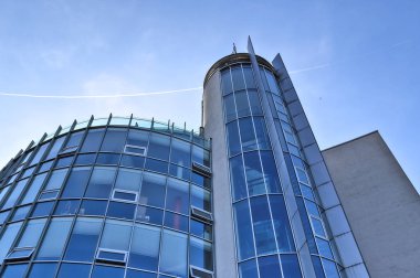 Almanya 'da Kiel' de bulunan pencerelere cam ve güneş ışığı yansıtan modern ofis cepheleri.