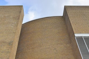Almanya 'da Kiel' de bulunan pencerelere cam ve güneş ışığı yansıtan modern ofis cepheleri.