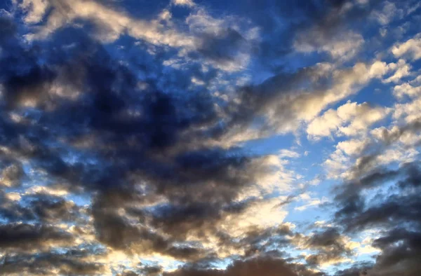Mooie Oranje Avond Zonsondergang Wolken Een Diep Blauwe Hemel — Stockfoto