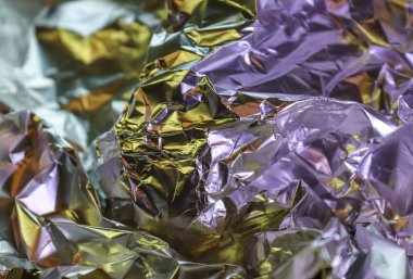 Bir alüminyum folyo yüzeyinin farklı renklerde kapalı dokusu