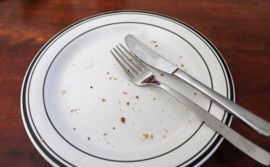 Domatesli ve salatalı ızgara hamburgerden ev yapımı..