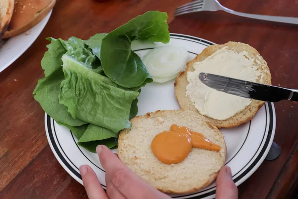 Domowej Roboty Burgera Grilla Pomidorami Sałatką Talerzu — Zdjęcie stockowe