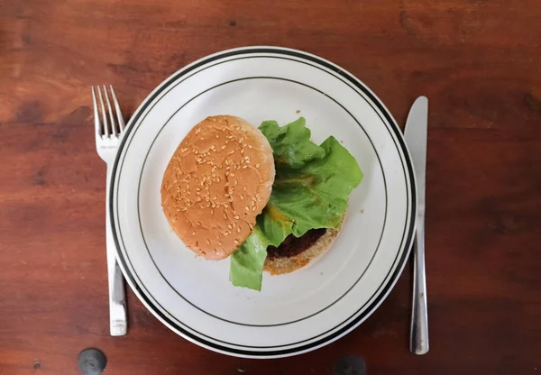 Elaboración Casera Una Hamburguesa Parrilla Con Tomates Ensalada Plato —  Fotos de Stock