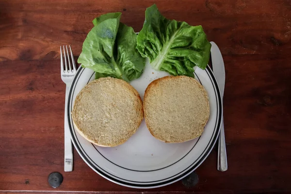 Elaboración Casera Una Hamburguesa Parrilla Con Tomates Ensalada Plato — Foto de Stock