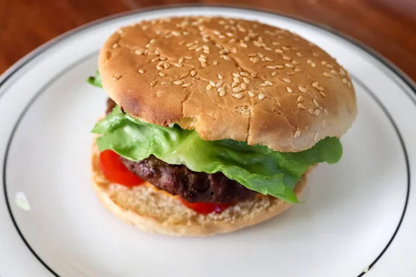 Elaboración Casera Una Hamburguesa Parrilla Con Tomates Ensalada Plato — Foto de Stock