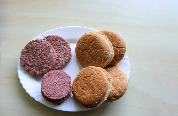 Elaboración Casera Una Hamburguesa Parrilla Con Tomates Ensalada Plato — Foto de Stock