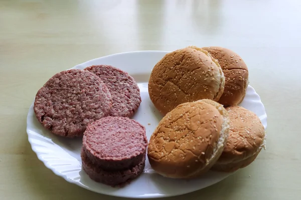 Elaboración Casera Una Hamburguesa Parrilla Con Tomates Ensalada Plato — Foto de Stock