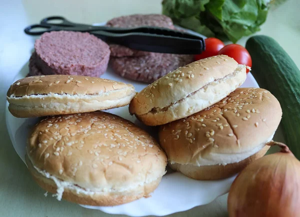 Домашнее Приготовление Гамбургера Помидорами Салатом Тарелке — стоковое фото