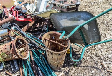 Çevre kirliliği, birinin çöpünü attığı bir sokakta bulundu..