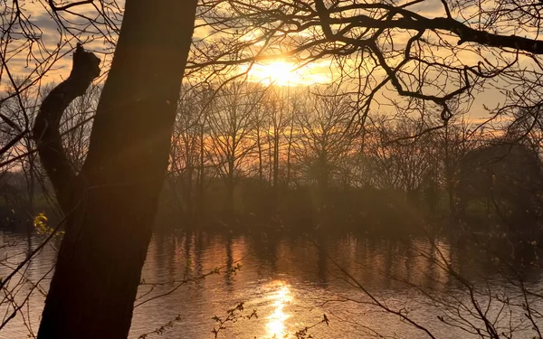 Schöner Und Romantischer Sonnenuntergang Einem See Atemberaubenden Gelben Und Orangen — Stockfoto