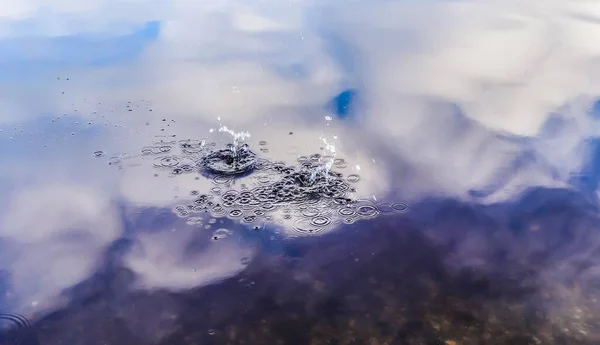 호수에 아름다운 구름과 하늘이 반사하는 잔물결 — 스톡 사진