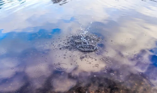 Schönes Wasser Einem See Mit Plätscherndem Wasser Und Wellen Auf — Stockfoto