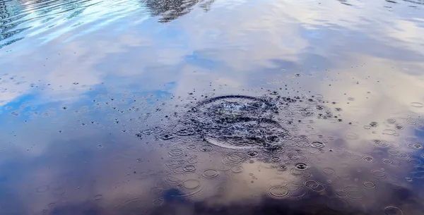 Bela Água Lago Com Água Salpicante Ondulações Superfície Com Nuvens — Fotografia de Stock