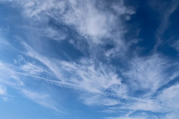 Condensa Degli Aerei Contrae Nel Cielo Blu Tra Alcune Belle — Foto Stock